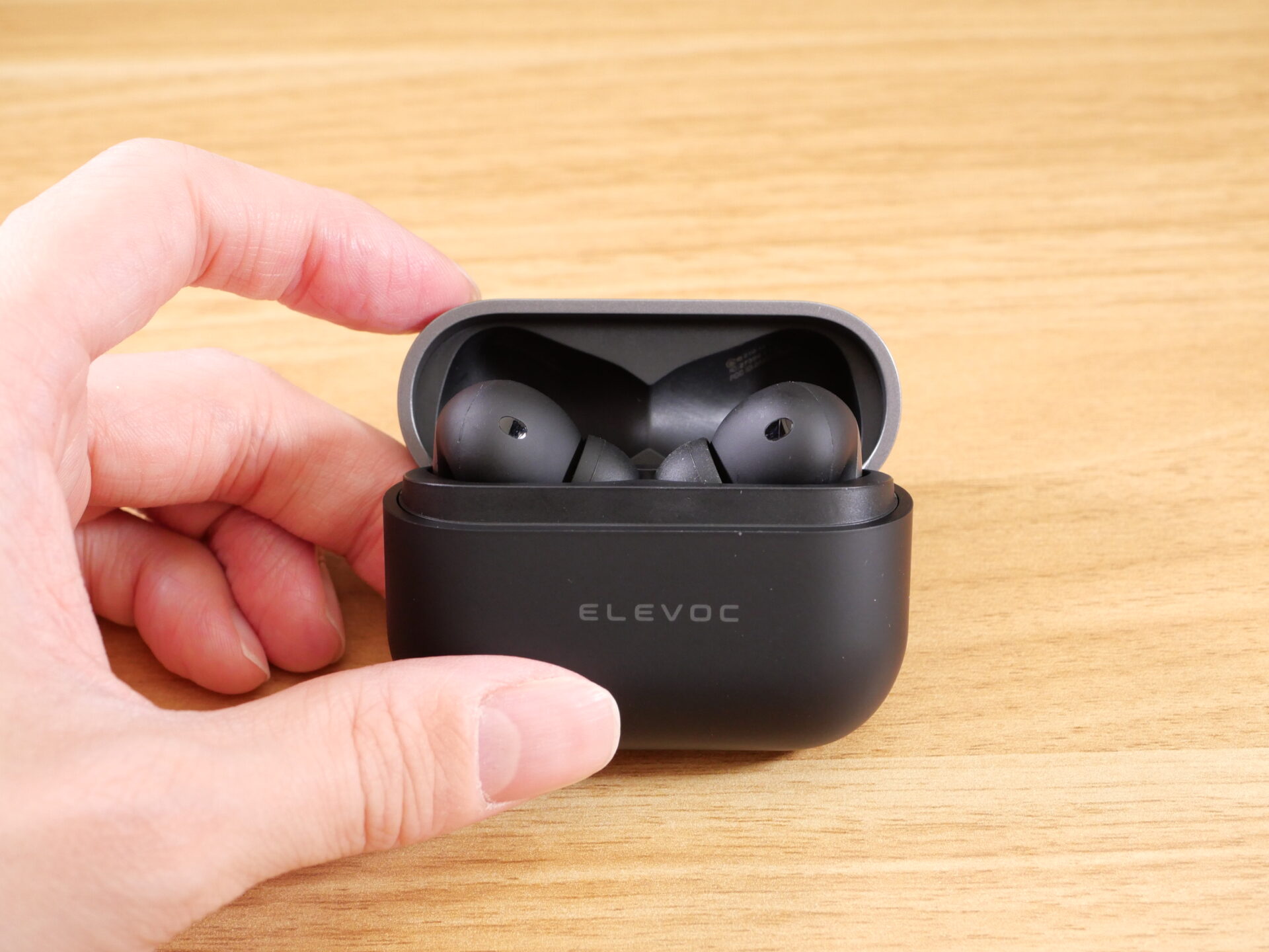 黒いAirPods Pro？強力なマイク搭載のElevoc Clearを試す｜理系男子のぐうの音